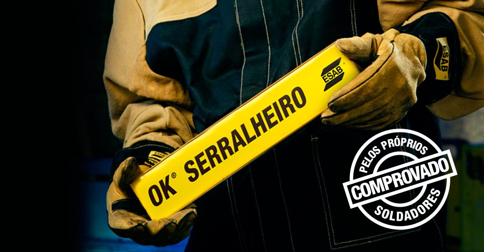 Soldador segurando a caixa do eletrodo ESAB OK Serralheiro